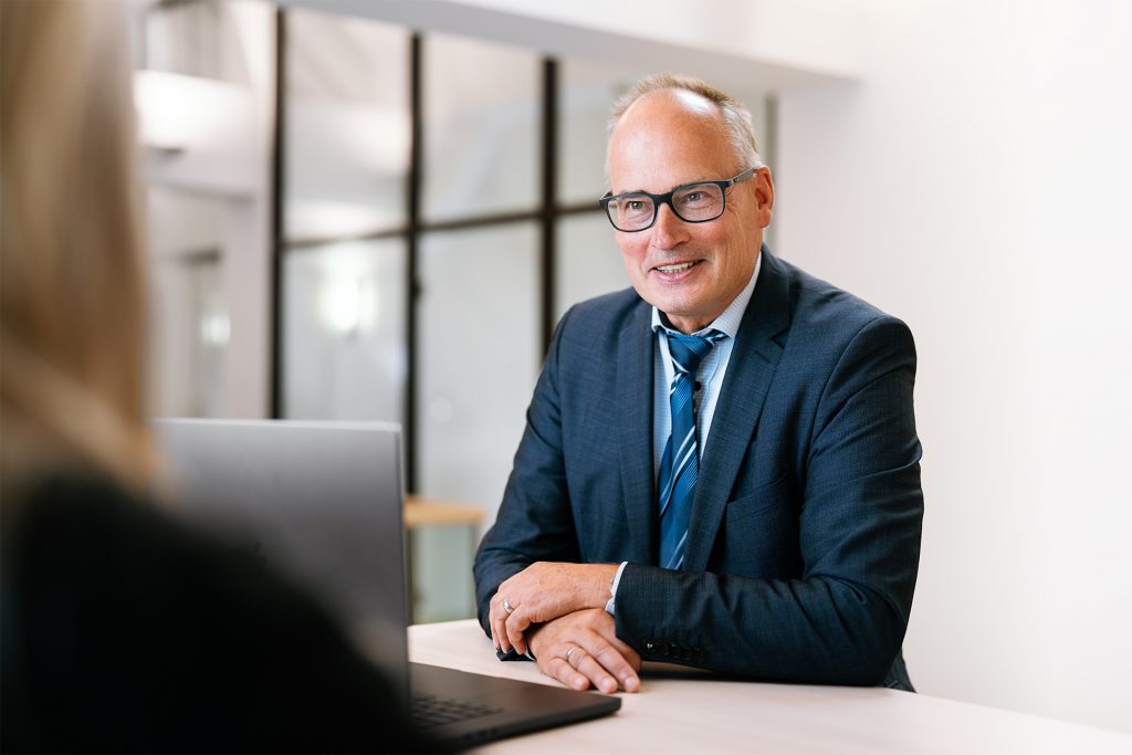 Andreas Weber in einer Vermögensberatung